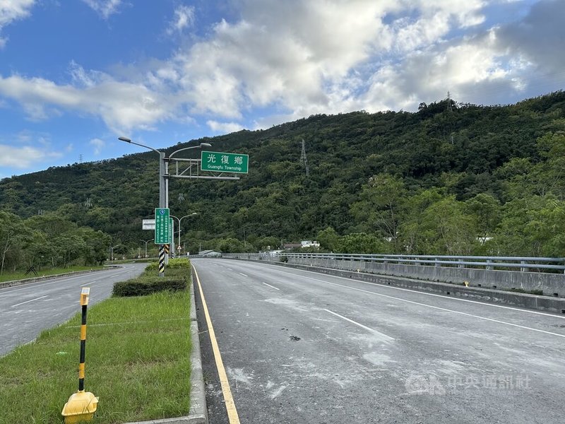 馬太鞍堰塞湖洪災重創光復鄉，有媒體報導「花蓮縣府竟要國軍挖墳墓，季連成一句話霸氣拒絕」。花蓮縣政府5日發布訊息澄清非事實，再次感謝政委季連成與國軍為光復鄉救災工作的貢獻與協助。中央社記者李先鳳攝　114年11月5日