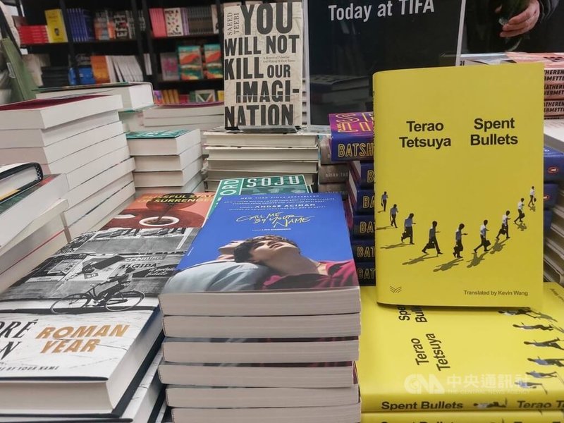台灣作家寺尾哲也短篇小說集「子彈是餘生」英譯本(Spent Bullets),在多倫多大學舉行為期5天的多倫多國際作家節現場陳設販售。中央社記者胡玉立多倫多攝 114年11月5日