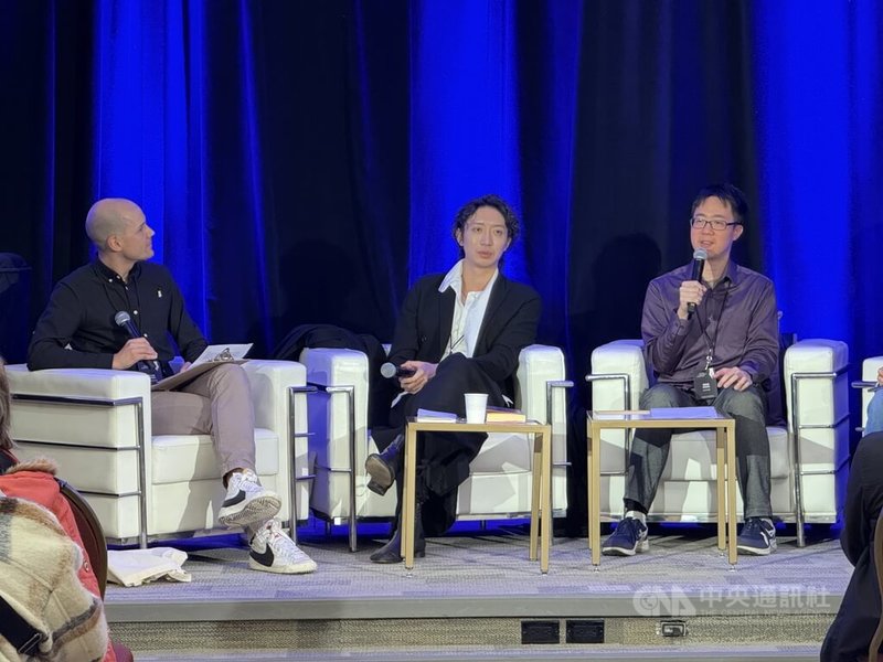 台灣作家寺尾哲也(右)與加拿大作家鄭尚敬(中)在多倫多國際作家節對談,討論各自作品中的文化與人性。中央社記者胡玉立多倫多攝 114年11月5日