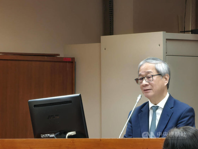 「全民普發1萬元」已成熱門話題，文化部長李遠（圖）5日在出席教育及文化委員會會後接受媒體訪問表示，他會把錢變成「大人版文化幣」，投入看電影跟買書。中央社記者趙靜瑜攝  114年11月5日