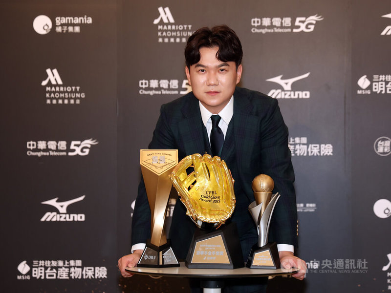 中華職棒頒獎典禮5日在高雄登場，中信兄弟內野手江坤宇（圖）今年締造最佳9人游擊手5連霸，為中職史上游擊手首人，游擊手金手套6連霸也是史上內野手首人，並獲選球迷票選最佳美技獎。中央社記者張新偉攝　114年11月5日