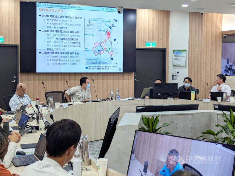 環境部5日召開環境影響評估審查委員會會議，審查「南部科學園區楠梓園區開發計畫環境影響說明書」。因簡報中涉及開發面積、用水用電增加等內容，與環評書件不符，需修正後再送環評大會。圖為會議示意圖。中央社記者張雄風攝　114年11月5日