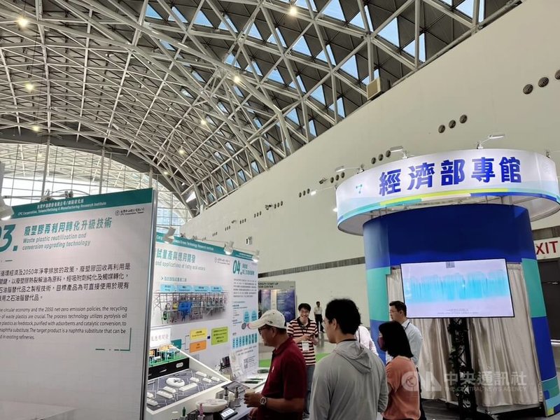 「TASS2025亞洲永續供應暨循環經濟會展」5日在高雄展覽館展開，經濟部能源署與內政部建築研究所設置的官方展館，完整呈現政府「2050淨零排放路徑圖」成果。中央社記者林巧璉攝　114年11月5日