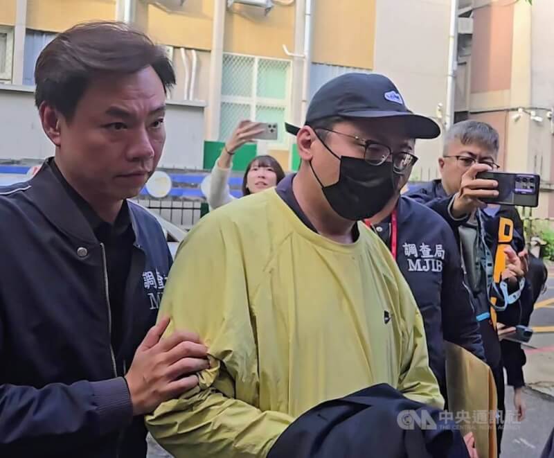 美方制裁柬埔寨太子集團犯罪組織，檢調發動偵蒐行動，調查局幹員5日下午移送第二波在台重要幹部王昱棠（黃衣）至台北地檢署複訊。中央社記者劉世怡攝　114年11月5日