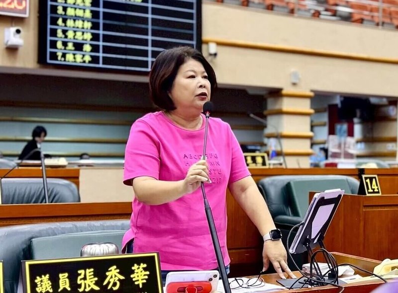 全民普發現金1萬元5日起開放登記，國民黨嘉義市議員張秀華（前）5日在市議會提臨時動議案，加碼普發市民每人新台幣3000元，達迅速救助及振興經濟目標。（張秀華服務處提供）中央社記者黃國芳傳真　114年11月5日