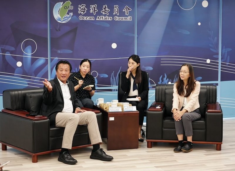 菲律賓巴丹群島代表團5日到高雄市拜會海洋委員會，期盼雙方未來將能以文化為基礎深化合作，重建南島語族文化鏈結，以人文力量推動台菲友好，讓海洋文化成為兩國交流的橋梁。（海洋委員會提供）中央社記者張已亷傳真　114年11月5日