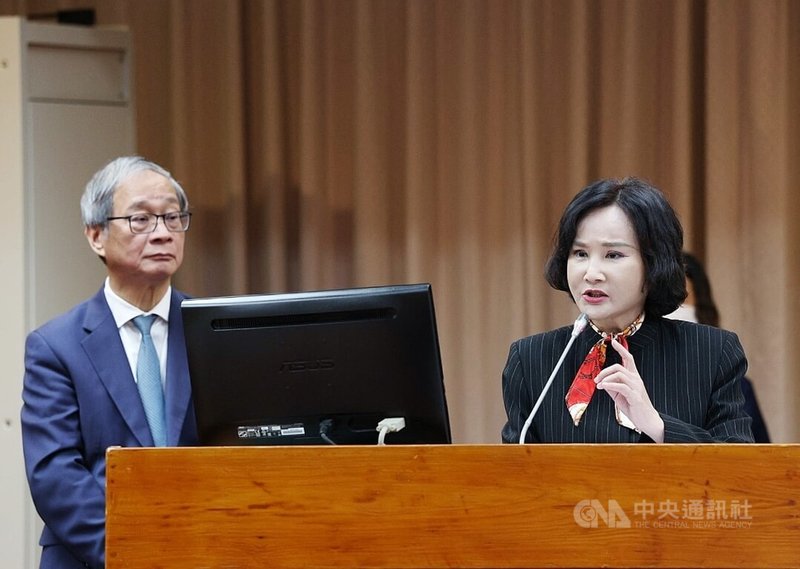 中央社引述外交部新聞稿，處理美國學者評論總統賴清德的報導引發討論，立委關切中央社擬懲處是否合宜、是否受到政治壓力。中央社社長胡婉玲（右）5日表示，此事權威機構有錯在先，但新聞媒體還是要把關，對於外界關心的懲處，目前尚在討論。左為文化部長李遠。中央社記者郭日曉攝　114年11月5日