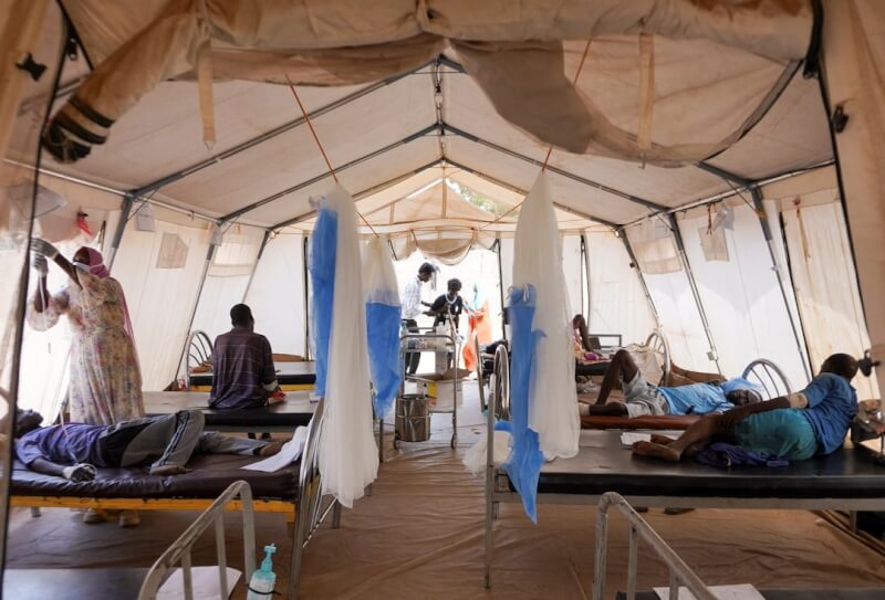 蘇丹西部法希爾市日前遭快速支援部隊圍困，圖為受戰火波及者至無國界醫生組織設立的臨時診所接受治療。（路透社）