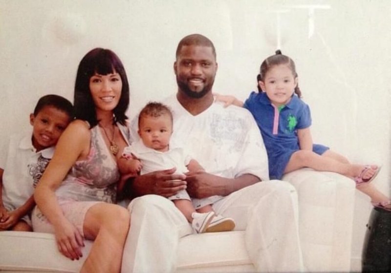 前美國職籃NBA灌籃大賽冠軍得主萊德的兒子萊德四世取得台灣護照,媽媽凡妮莎(左2)曾在高雄教過3年英文,很期待未來萊德四世能披上台灣男籃戰袍。(Vanessa Rider提供)中央社記者黎建忠傳真 114年11月5日