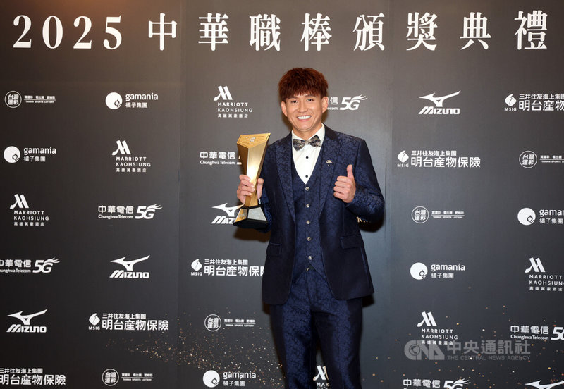 中華職棒5日在高雄萬豪酒店舉行頒獎典禮，奪得最佳9人暨最佳指定打擊獎的樂天桃猿捕手張閔勛（圖）以深藍色西裝出席，透露呈現一點「低調奢華」。中央社記者張新偉攝　114年11月5日