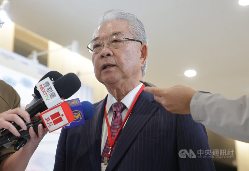 美國關稅牽動企業全球布局，財團法人中國生產力中心董事長、金仁寶集團總裁許勝雄（圖）5日在台北受訪表示，只要處於與競爭對手國家同等的競爭環境，台灣企業有能力應對關稅壓力；他說，相較於關稅議題，台商其實更在意匯率波動，因為會直接影響獲利表現。中央社記者裴禛攝 114年11月5日