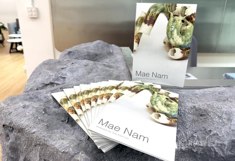 「湄南」個展是台灣藝術家蔡坤霖透過駐泰近半年進行田野觀察,以陶藝、繪畫與版畫等形式,將水轉譯為可感受的物質。中央社記者李宗憲曼谷攝 114年11月5日