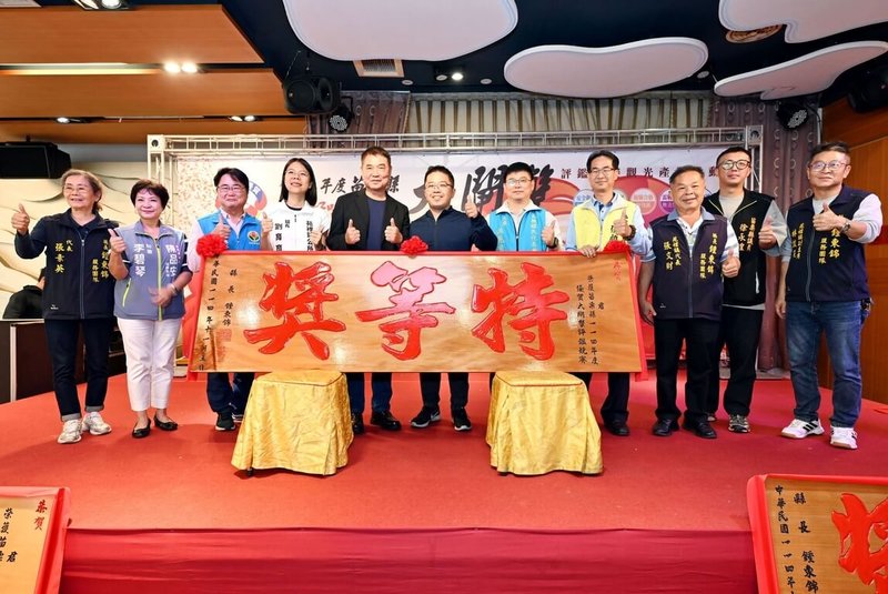 苗栗縣政府輔導養殖大閘蟹，5日舉辦年度評鑑競賽，由銅鑼鄉蟹農吳克豐（左6）奪得「特等獎」，縣長鍾東錦（左5）到場頒獎祝賀。（苗栗縣政府提供）中央社記者管瑞平傳真　114年11月5日