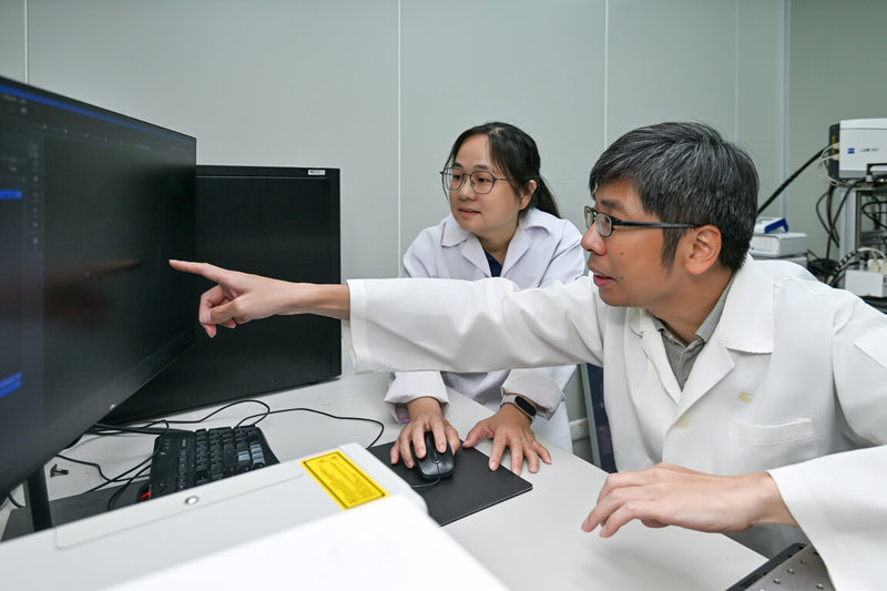陽明交通大學教授王琬菁（左）與黃介嶸（右）帶領團隊，發現與纖毛生成密切相關的TTBK2與CEP164兩種蛋白，透過特殊的生化現象「液-液相分離」結合，為纖毛症治療提供新方向。（陽明交大提供）中央社記者許秩維傳真　114年11月5日