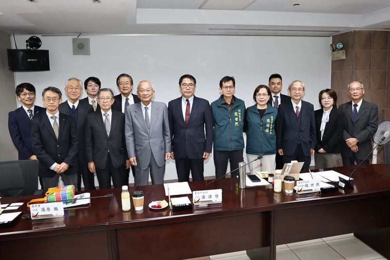 日本經濟產業省退休高層官員組成「日本蓬萊會」，5日拜會台南市長黃偉哲（前排左4），探討經貿夥伴關係。（台南市政府提供）中央社記者張榮祥台南傳真　114年11月5日
