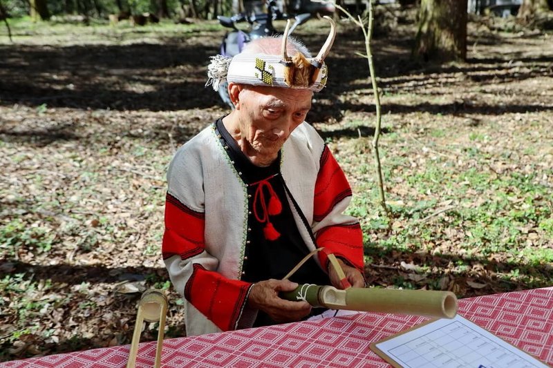 奧萬大8日舉辦音樂會，內容包含長者古調吟唱、童聲合唱等，還有新書分享會、鋸木體驗、絹印手作。圖為原住民部落市集聽耆老說故事、把玩竹製童玩示意。（林業及自然保育署南投分署提供）中央社記者蕭博陽南投縣傳真　114年11月5日