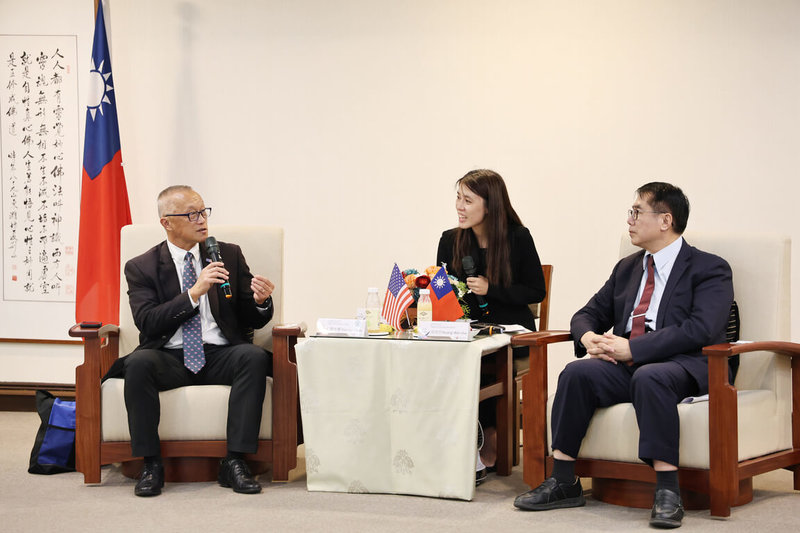 美國加州托倫斯市長陳光豪（George Chen）（左）5日拜會台南市長黃偉哲（右），邀請台南市組隊參加托倫斯市國際少棒友誼賽，開啟兩市選手實質交流。（台南市政府提供）中央社記者張榮祥台南傳真　114年11月5日