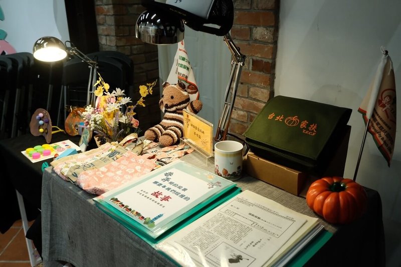 為讓社會大眾更了解弱勢家庭的真實處境，台北家扶以「愛在巷弄間」為題，5日起在剝皮寮歷史街區舉辦60週年特展，展出一日社工員及家系圖體驗，以及多張剪報。（台北家扶提供）中央社記者吳欣紜傳真　114年11月5日