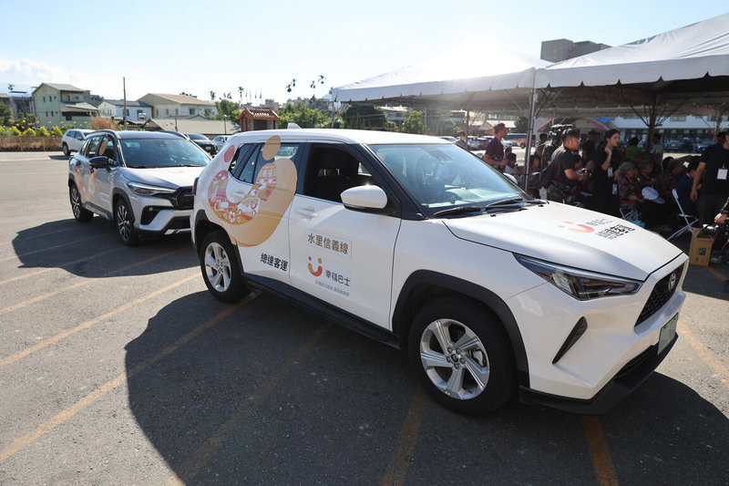 南投縣政府擴展「南投幸福GO」交通服務至水里鄉、集集鎮，試營運期間搭載近萬人次，為永續經營服務，縣府5日在集集鎮武昌宮辦理通車典禮，6日起正式收費。（南投縣政府提供）中央社記者蕭博陽南投縣傳真　114年11月5日