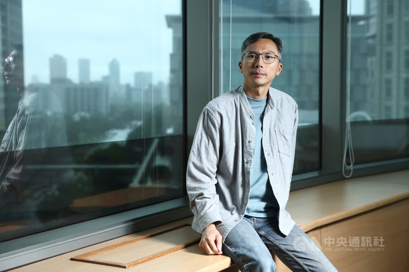 導演周冠威新片「自殺通告」在台灣拍攝，他透露拍攝時沒有香港學校願意租借場地，而台灣給予他自由拍攝的空間。中央社記者王騰毅攝 114年11月5日