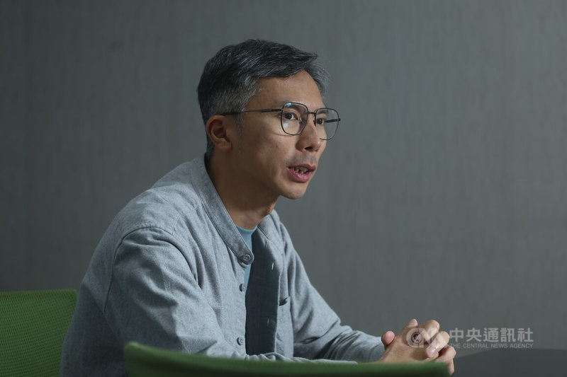 導演周冠威曾拍攝「十年：自焚者」、「時代革命」，而他的新片「自殺通告」送香港電檢局審核至今已3個月，官方回覆仍是處理中。中央社記者王騰毅攝 114年11月5日