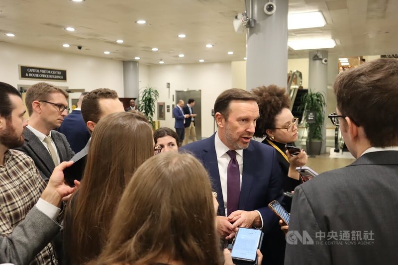 在華府跑新聞，多是兄弟登山各自努力。圖為國會記者堵訪民主黨參議員墨菲。攝於10月31日。中央社記者鍾佑貞華盛頓攝　114年11月5日