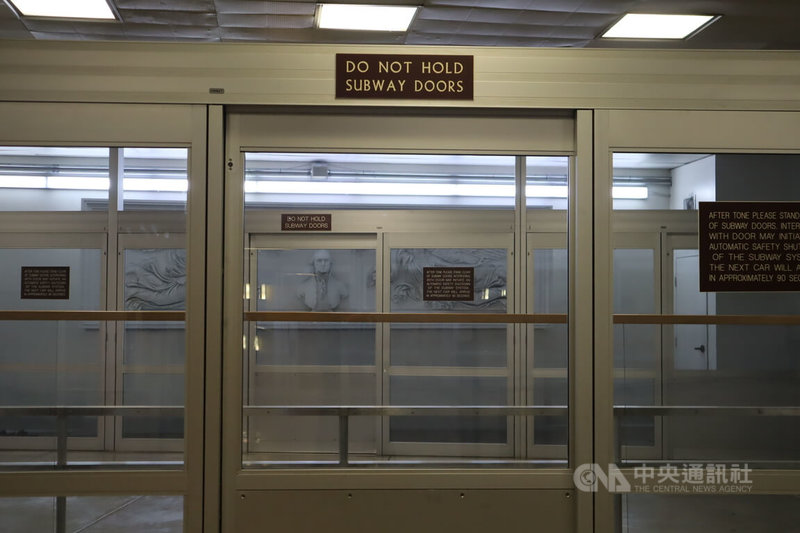 美國國會地鐵的國會大廈站堪比立法院會議室外走廊，記者群聚，手機錄音模式隨時開啟，議員一下車記者群湧而上。攝於10月31日。中央社記者鍾佑貞華盛頓攝　114年11月5日