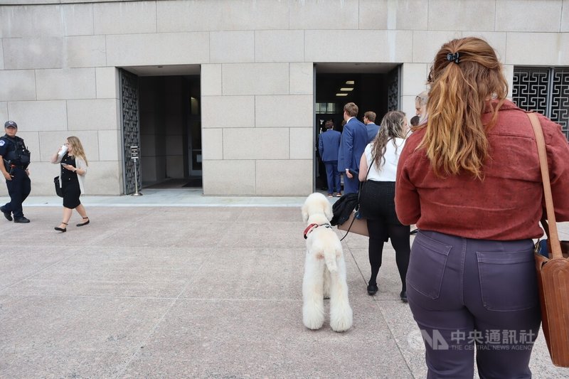 美國國會開議期間，大小聽證會不斷，記者多一早排隊入國會大樓，在聽證會前堵訪議員。中央社記者鍾佑貞華盛頓攝　114年11月5日