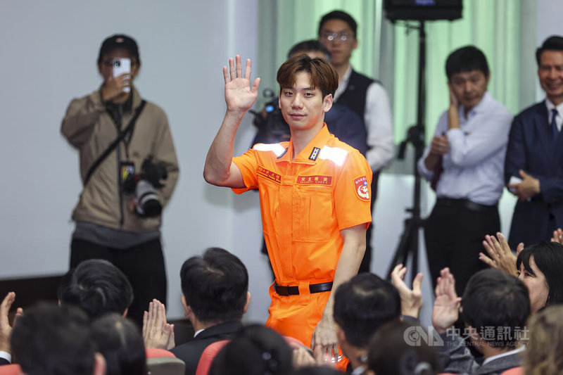海委會海巡署邀請「台灣蝶王」王冠閎（中）擔任海巡節形象大使，王冠閎5日下午出席「118海巡節慶祝活動表揚典禮」，身穿海巡制服向眾人揮手致意。中央社記者鄭清元攝　114年11月5日