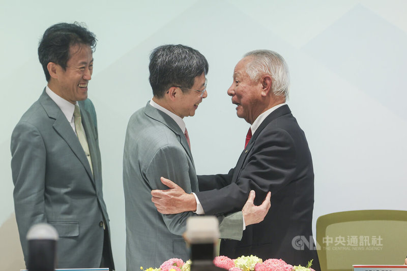 玉山金控5日宣布以全換股方式併購三商美邦人壽，玉山金控董事長黃男州（中）與三商人壽董事長翁肇喜（右）晚間一同出席記者會說明，會後兩人互動熱絡。圖左為玉山金控總經理陳茂欽。中央社記者鄭清元攝　114年11月5日