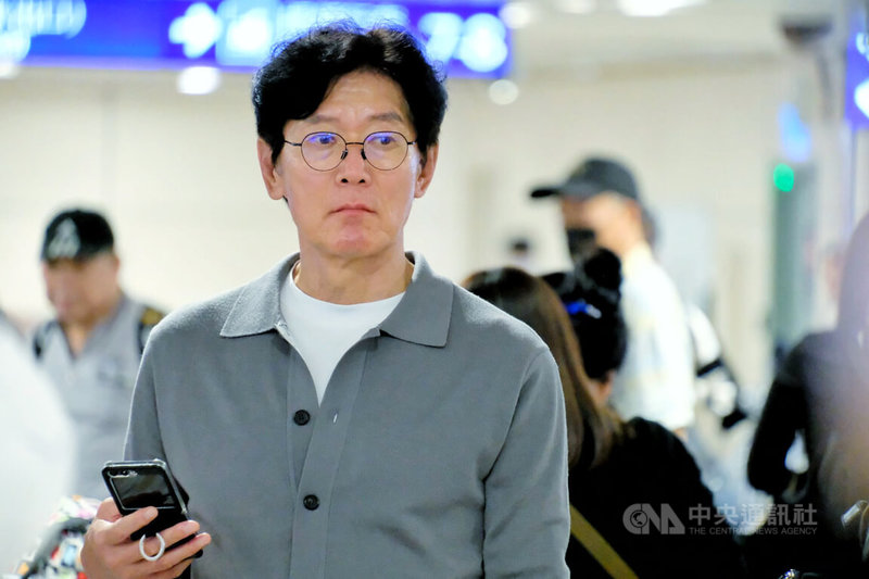 2025桃園亞洲職棒交流賽即將開打，韓國代表KT巫師（KT Wiz）教練及球員5日下午搭機來台，由上屆世界棒球經典賽（WBC）韓國代表隊總教練李強喆（Lee Kang-cheol）親自領軍。中央社記者吳睿騏桃園機場攝　114年11月5日