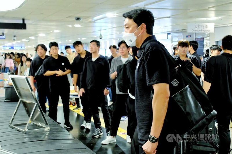 2025桃園亞洲職棒交流賽將於樂天桃園棒球場開打，韓國代表KT巫師（KT Wiz）教練及球員5日搭機來台。中央社記者吳睿騏桃園機場攝　114年11月5日