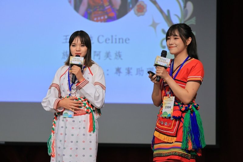 教育部5日發布新聞稿，銘傳大學學生朱秝圻（左起）、國立台北教育大學學生王佳純透過「青年暑期社區職場體驗計畫」，前往花蓮縣托瓦本社區服務。圖為兩人參加全國成果競賽，分享在體驗過程中的收穫，並成功奪下冠軍。（教育部提供）中央社記者陳至中台北傳真　 114年11月5日