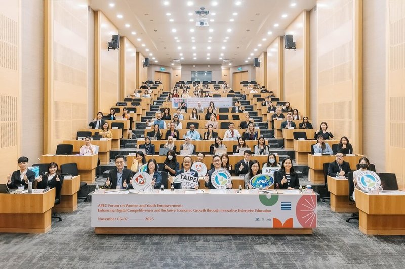 教育部5日舉辦「女性及青年賦權論壇」，邀請19個亞太經濟合作會議（APEC）經濟體的代表與台灣青年學子齊聚台北，展開為期3天的多元交流。（教育部提供）中央社記者陳至中台北傳真　114年11月5日