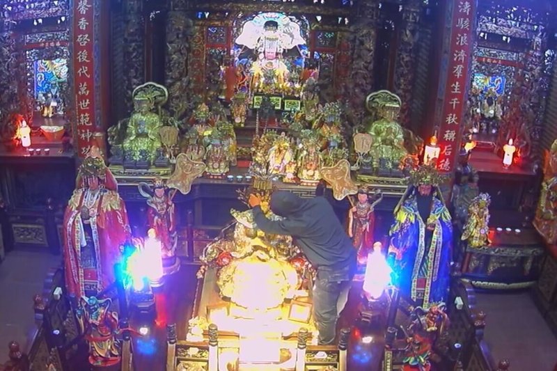 宜蘭縣南方澳進安宮是地方上信仰中心，奉祀珊瑚媽祖，香火鼎盛，不料5日凌晨竊賊入侵廟內，偷走珊瑚媽祖身上的黃金項鍊與珊瑚，廟方估計損失達新台幣2000多萬元，已報警處理。（廟方提供）中央社記者沈如峰宜蘭縣傳真 114年11月5日