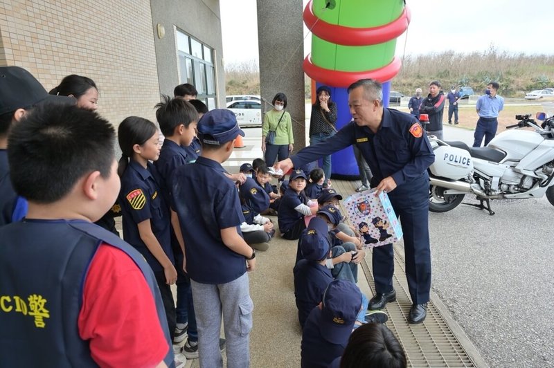 澎湖縣政府警察局小小波麗士體驗營活動5日在五德人力發展中心登場,局長林温柔(前右)客串防詐宣導大使,並致贈小禮物給成功國小學童。(澎湖縣警局提供) 中央社 114年11月5日