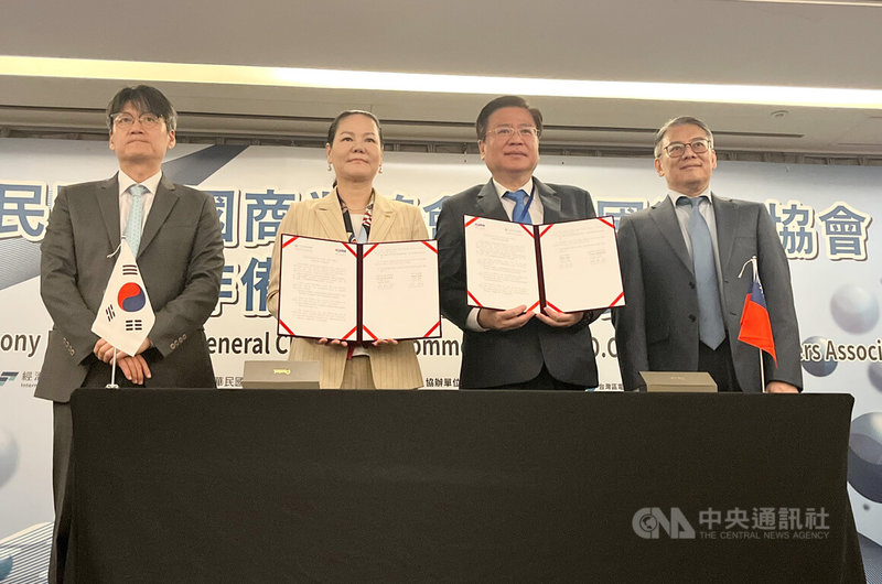 全國商業總會理事長許舒博（右2）與韓國進口協會會長尹英美（左2）5日簽署合作備忘錄（MOU），象徵台韓產業合作邁向新里程碑，開啟雙邊經貿新篇章。中央社記者趙敏雅攝　114年11月5日