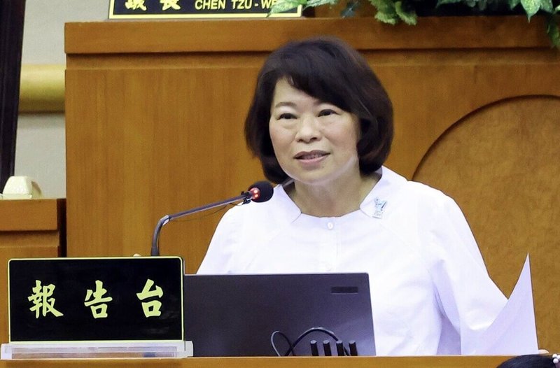 嘉義市長黃敏惠（圖）5日在市議會進行施政報告，對於115年中央補助款減少約新台幣3億元，她以「阿婆仔炊粿（倒貼）」形容，儘管財政困難，市府仍優先由地方編列教育、基礎設施等核心經費。（嘉義市政府提供）中央社記者黃國芳傳真　114年11月5日