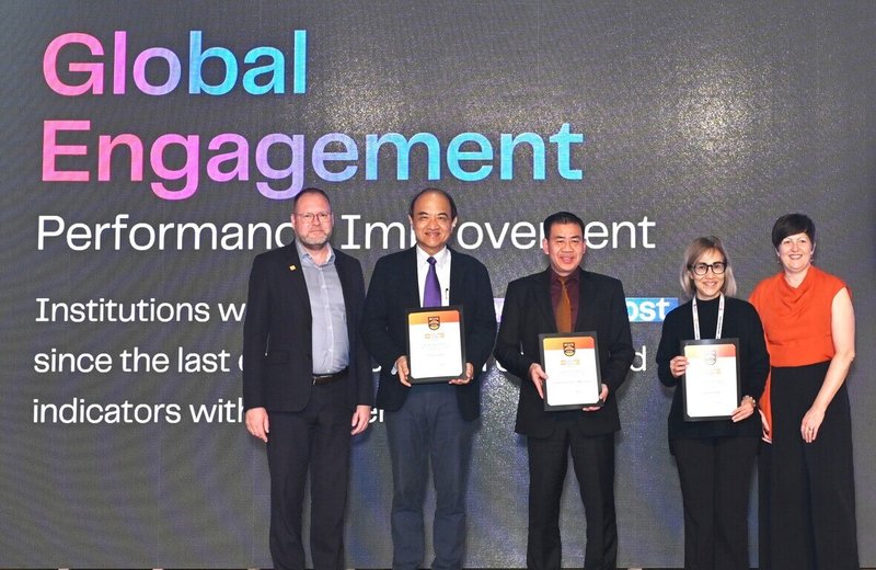 元智大學積極推動雙語教學與招收境外生，國際生和外籍專任教師比率均逾1成，因國際化相關指標顯著進展，獲英國QS機構頒發「國際化績效提升獎」，由元智副校長徐澤志（左2）代表領獎。（元智提供）中央社記者許秩維傳真　114年11月5日