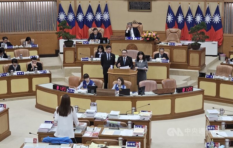 新北市議會5日進行市政總質詢，新北市長侯友宜（中）對於中央承諾對美4年採購百億美元農產品，是否會犧牲新北農業問題時表示，為避免農民因關稅談判犧牲，希望中央應有配套。中央社記者王鴻國攝　114年11月5日