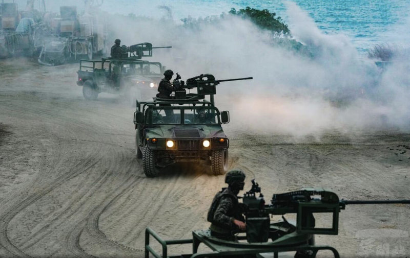 為強化灘岸防護作戰能量，軍聞社5日報導，海軍陸戰隊4日於高雄左營地區實施作戰計畫及實彈射擊演練，並統合防空警衛群等6單位展現聯戰能力。（軍聞社提供）中央社記者游凱翔傳真　114年11月5日