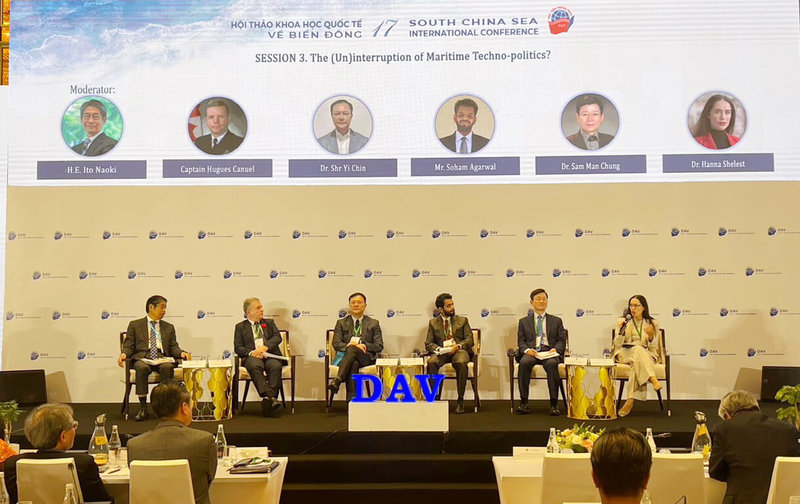 台灣學者金士懿(左3)受邀參加第17屆南海國際會議,以台美聯手開發的SCHISM 3D動態模型及中信造船的JSSC無人船為例,展現台灣在AI與無人系統發展可貢獻國際秩序的技術。(金士懿提供)中央社記者曾婷瑄河內傳真 114年11月5日