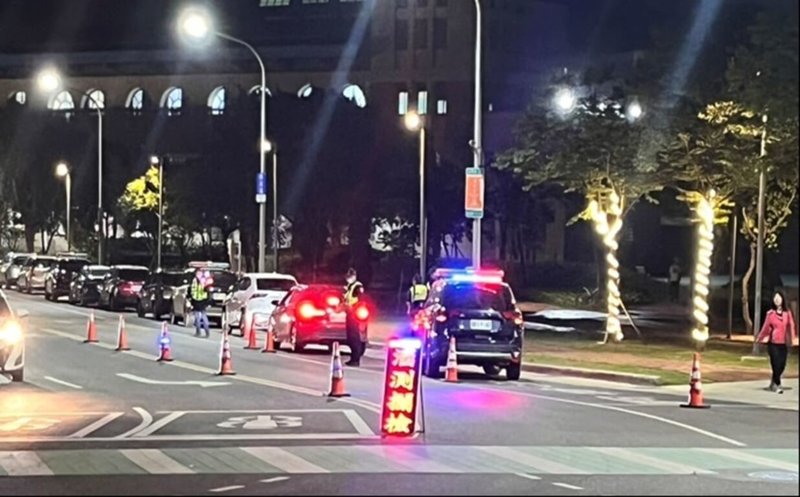 金門發生男子酒駕撞擊機車騎士致死案件，金門縣警察局5日表示，10月已強化酒駕取締勤務，11月起也將同步擴大「超速」、「闖紅燈」、「未禮讓行人」等違規取締。（金門縣警察局提供）中央社記者吳玟嶸傳真　114年11月5日