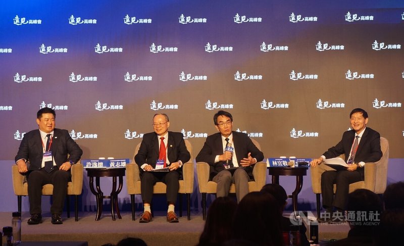 2025第23屆遠見高峰會5日舉行，數發部長林宜敬（右2）於專題論壇「擁抱智慧AI 創新轉型」擔任與談人。林宜敬表示。數發部透過算力、資料、人才、行銷、資金等5大政策工具，逐步建構台灣人工智慧（AI）產業生態系。中央社記者趙敏雅攝　114年11月5日