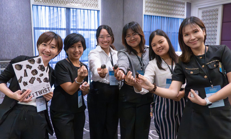 海洋委員會「印太海廢合作平台」5日在泰國曼谷舉辦「2025印太海洋台泰韌性夥伴研習營」，集結台日韓泰代表及國際非政府組織等單位，啟動首次海外行動。圖為與會者體驗海廢扭蛋。（海洋委員會提供）中央社記者張已亷傳真　114年11月5日