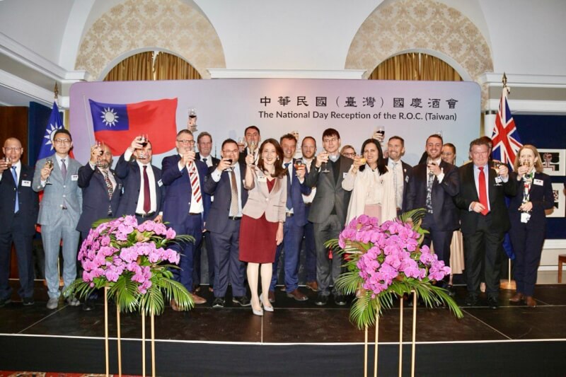 駐紐西蘭代表歐江安（中，紅洋裝者）與紐西蘭11位國會議員、3位市長、企業界領袖等貴賓10月9日舉杯祝賀雙十國慶。（駐紐西蘭代表處提供）