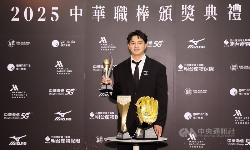 中華職棒台鋼雄鷹隊吳念庭（圖）5日出席頒獎典禮，今年球季拿下打擊王、最佳9人三壘手獎、與金手套三壘手獎。中央社記者張新偉攝　114年11月5日
