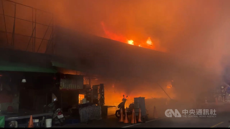 桃園市桃園區南門市場5日晚間發生火警，現場火勢猛烈，濃煙及爆炸聲響不斷竄出。（翻攝照片）中央社記者葉臻傳真　114年11月5日