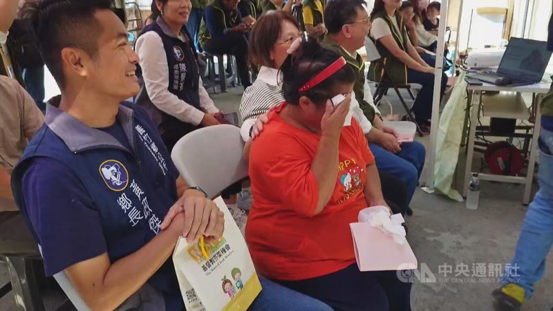 颱風丹娜絲對中南部地區造成嚴重災情，基督教芥菜種會協助災民恢復家園並照顧生活，完成15戶受損房舍修繕，5日在嘉縣義竹舉行感恩禮拜，受幫助民眾感動落淚。中央社記者蔡智明攝　114年11月5日
