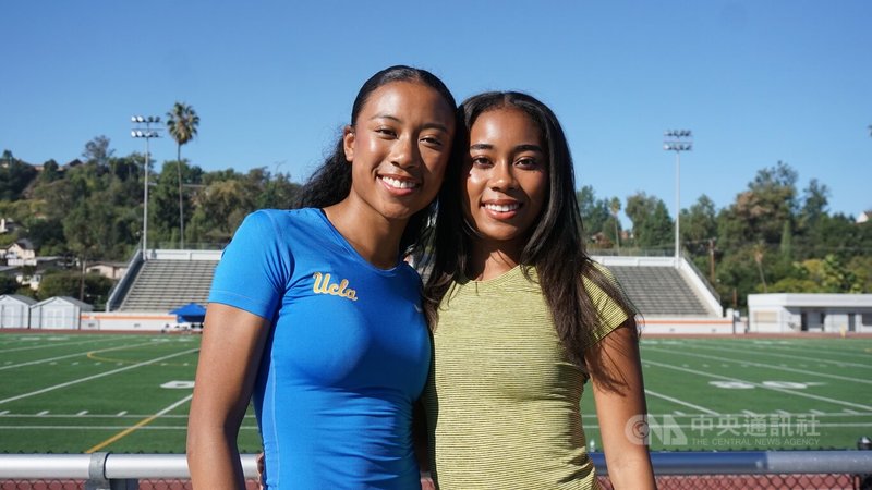 台美混血姊妹鄭蜜雅（左）、鄭娜雅（右）近日完成入籍，希望參加選拔賽，爭取代表台灣比賽的機會。中央社記者林宏翰洛杉磯攝　114年11月5日